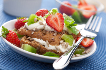 bread with cottage cheese and berries