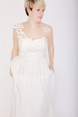 h&uuml;bsches blondes m&auml;dchen mit weissem brautkleid