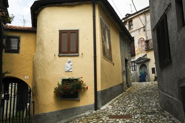 Fototapeta na wymiar Arcumeggia, malowane miasto, Jezioro Maggiore