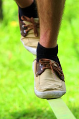 marcher sur une slackline