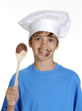 Ni&ntilde;o cocinero comiendo crema de chocolate,ni&ntilde;o chef.