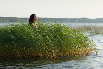 Нагая девушка в камышах © mvi690