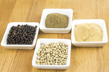 Weißer und schwarzer Pfeffer