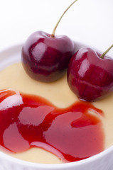crema alla vaniglia con ciliege