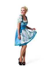 junge blonde Frau im Dirndl
