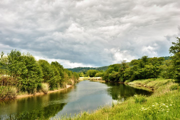 Fototapeta na wymiar Rzeka Leven przepływającego przez bujną zielenią