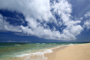 コマカ島の美しいビーチと夏空