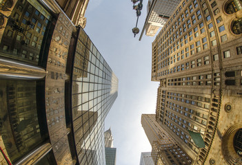 Fototapeta na wymiar Upward fisheye widok Manhattanu Tall Wieżowce - Nowy Jork Ci