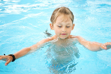 Fototapeta na wymiar girl swim in the pool