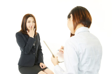 驚いた表情の女性