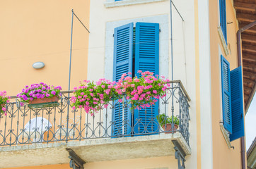 Fototapeta na wymiar Ładny balkon z kwiatów