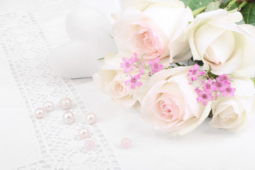 Fototapeta na wymiar Białe róże z perls