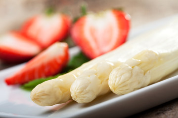 weißer Spargel und Erdbeeren