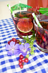 Bowle mit Johannisbeeren