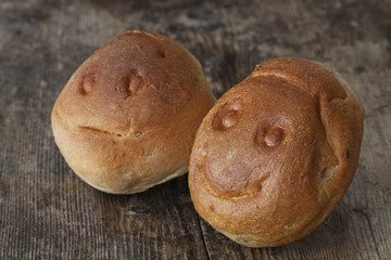 Brötchen mit Smiley auf Holz