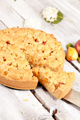 Streuselkuchen mit Pfirsichen fertig gebacken angeschnitten