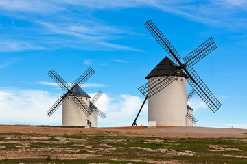 Fototapeta na wymiar Stare wiatraki hiszpańskie