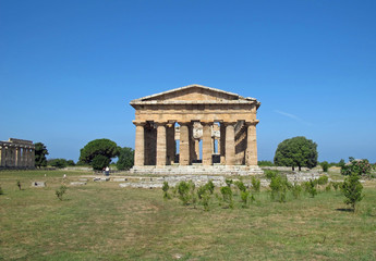 Fototapeta na wymiar szlachetne i starogrecki świątynia z kolumnami nienaruszone