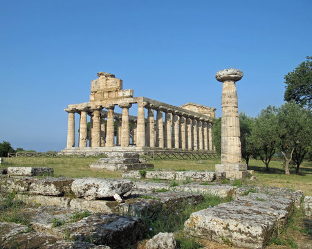 ancient Greek temple for the worship of the gods in southern Ita