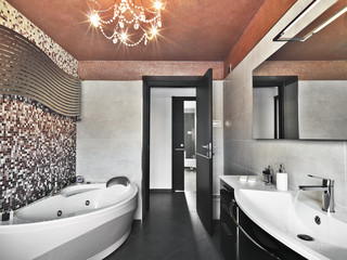 bagno moderno con vasca da bagno e lavabo di ceramica bianc