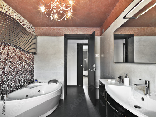 Bagno moderno con vasca e mobile per il lavabo immagini e ... Bagno moderno con vasca
