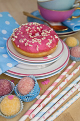 Bunter Donut zum Tee