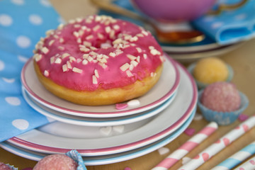 Bunter Donut zum Tee