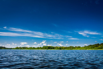 Lac bleu et ciel clair en été