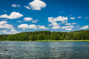 Obraz na płótnie Canvas Letni widok na jezioro
