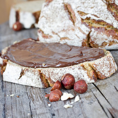 Brot mit Haselnusscreme