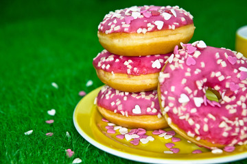 Rosa Donuts zum Picknick