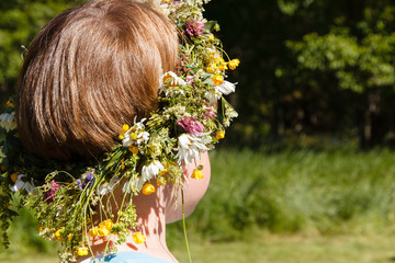 Junge mit Blumenschmuck