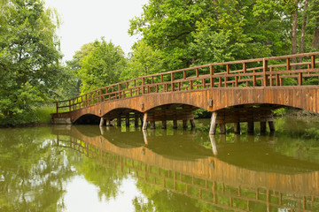 Fototapeta na wymiar drewniany most nad rzeką w spokojnej