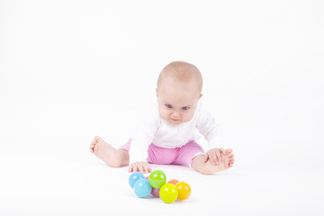 Fototapeta na wymiar 8 miesięcy dziewczynka gra na ziemi z jej zabawka