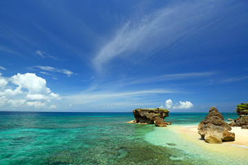 コマカ島の透明なサンゴの海辺と紺碧の空