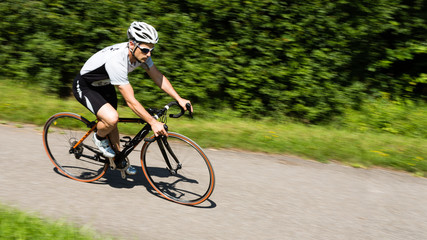 Rennradfahrer in Bewegungsunschärfe