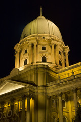 Obraz premium royal palace cupola at night, budapest