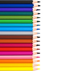 Crayons de couleur alignés