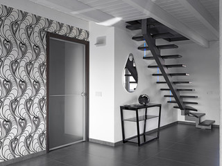 moderno ingresso con scala e porta vetrata