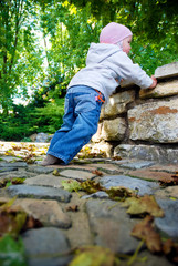 Erste Schritte kleines Mädchen