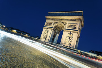 Obraz premium Arc de Triomphe by night with car lights