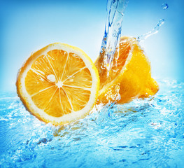 Éclaboussure d& 39 eau sur le citron
