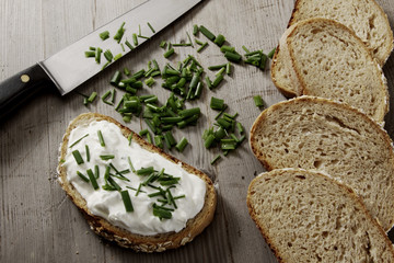 Lauchbrot mit Messer