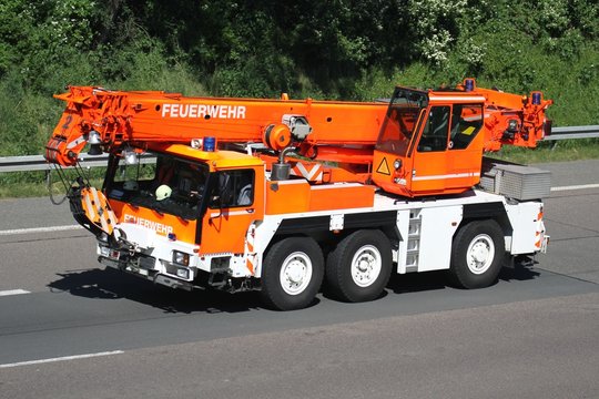 Feuerwehrkran auf Autobahn