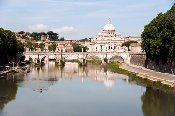 Fototapeta na wymiar Rrom Tiber Bridge - widok Piotra i Watykan