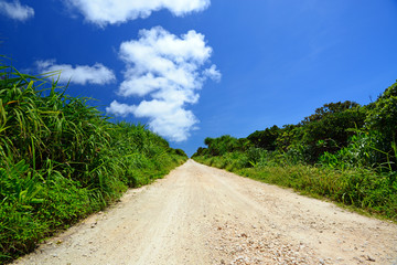 久高島の田舎道と夏空