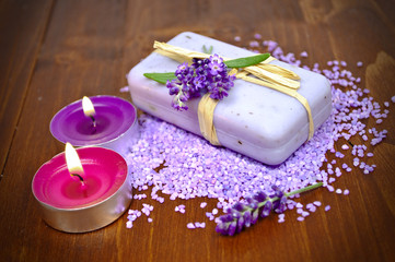 Fototapeta na wymiar Badesalz mit Lavendel, Kerzen und Seife