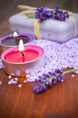 Obraz na płótnie Canvas Badesalz mit Lavendel, Kerzen und Seife
