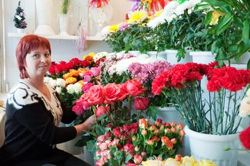 Crédence de cuisine en verre imprimé Fleuriste femme dans un magasin de fleurs