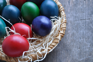 Korb mit Ostereiern